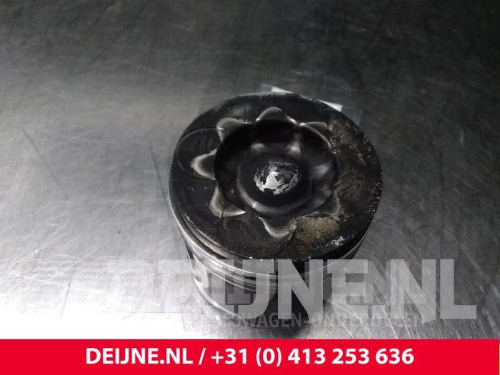 Gebruikte Zuiger Hyundai H300 Prijs € 60,50 Inclusief btw aangeboden door van Deijne Onderdelen Uden B.V.