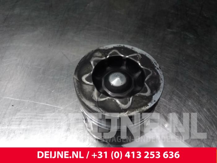 Gebruikte Zuiger Hyundai H300 Prijs € 60,50 Inclusief btw aangeboden door van Deijne Onderdelen Uden B.V.