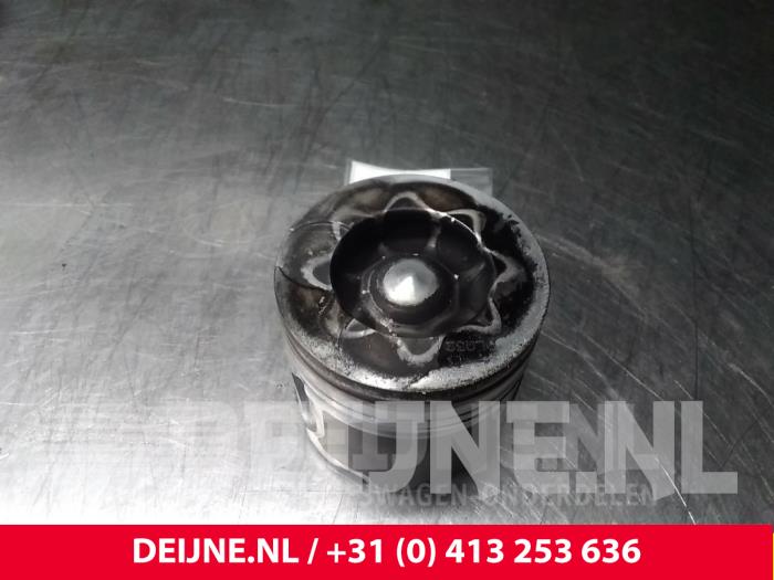 Gebruikte Zuiger Hyundai H300 Prijs € 60,50 Inclusief btw aangeboden door van Deijne Onderdelen Uden B.V.
