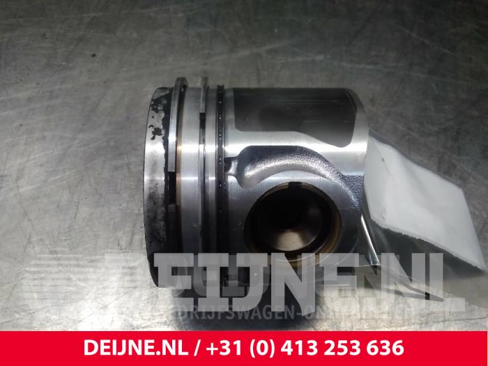 Gebruikte Zuiger Hyundai H300 Prijs € 60,50 Inclusief btw aangeboden door van Deijne Onderdelen Uden B.V.