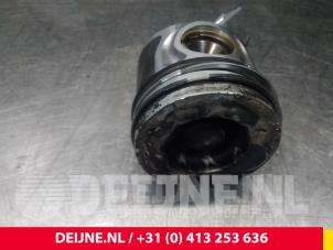 Hyundai H300 Piston O61769 photo 2