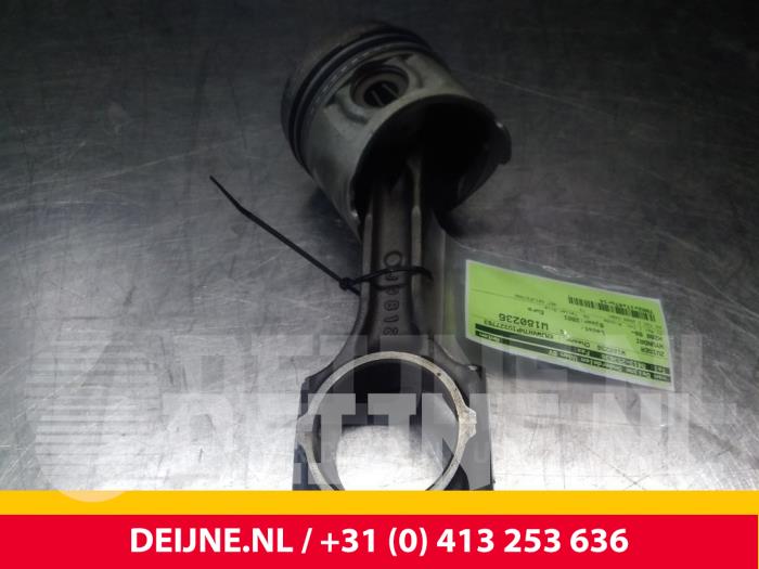 Gebruikte Zuiger Hyundai H200 Prijs € 60,50 Inclusief btw aangeboden door van Deijne Onderdelen Uden B.V.