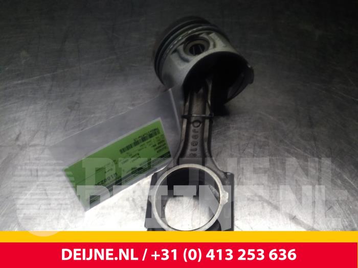 Gebruikte Zuiger Hyundai H200 Prijs € 60,50 Inclusief btw aangeboden door van Deijne Onderdelen Uden B.V.