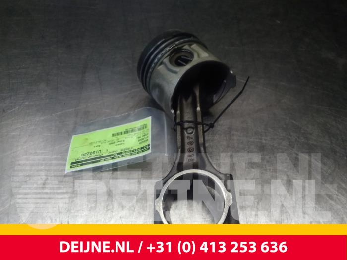 Gebruikte Zuiger Hyundai H200 Prijs € 60,50 Inclusief btw aangeboden door van Deijne Onderdelen Uden B.V.