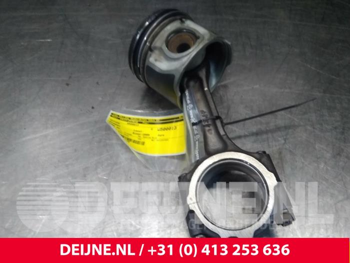 Gebruikte Zuiger Hyundai H200 Prijs € 60,50 Inclusief btw aangeboden door van Deijne Onderdelen Uden B.V.