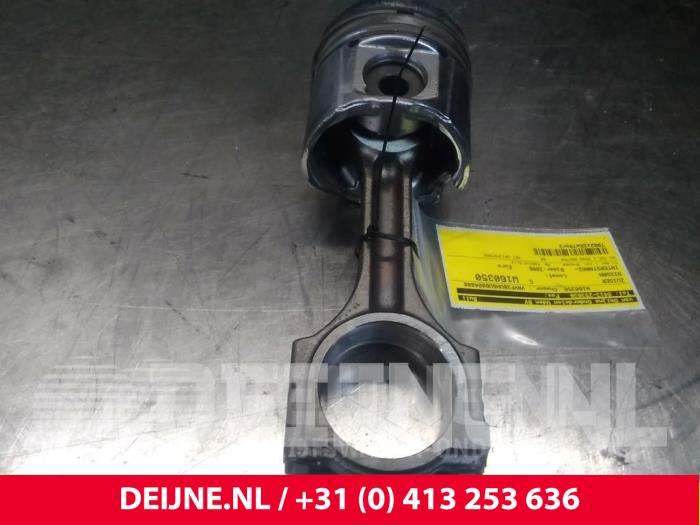 Nissan Interstar Kolben O61789