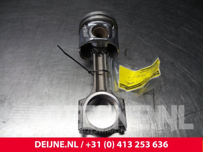 Renault Trafic Kolben O61820