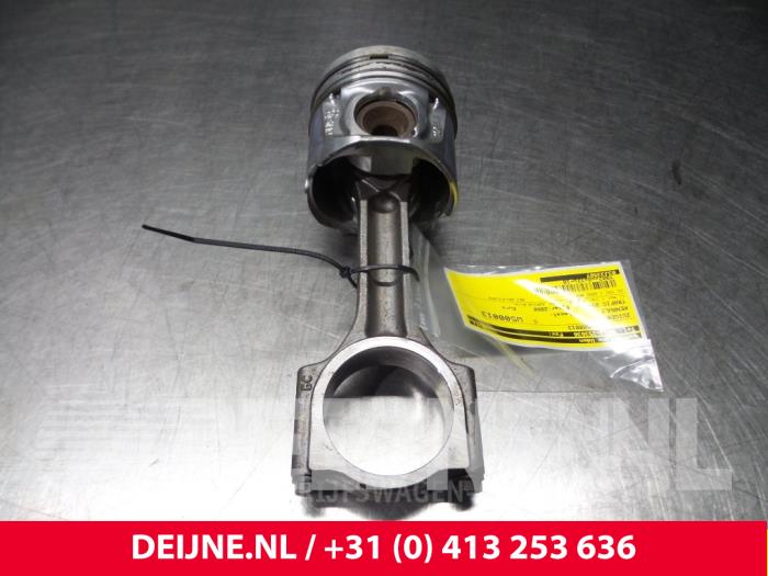 Renault Trafic Kolben O61821
