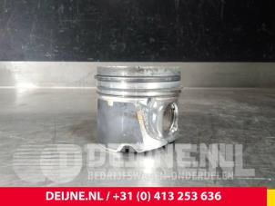 Renault Trafic Piston O61823 photo 2