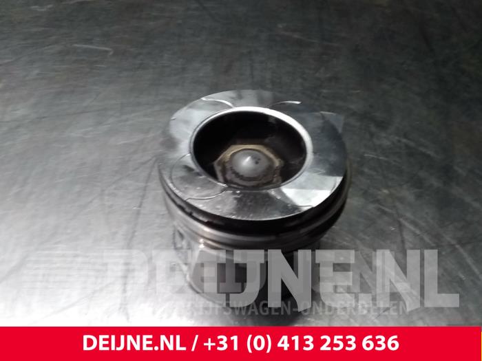 Zuiger van een Renault Master 2011