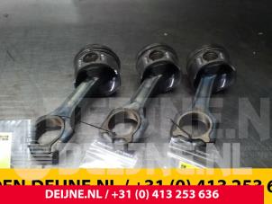 Gebruikte Drijfstang Mercedes Sprinter Prijs € 121,00 Inclusief btw aangeboden door van Deijne Onderdelen Uden B.V.