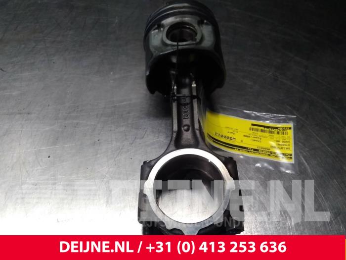 Gebruikte Drijfstang Hyundai H200 Prijs € 90,75 Inclusief btw aangeboden door van Deijne Onderdelen Uden B.V.