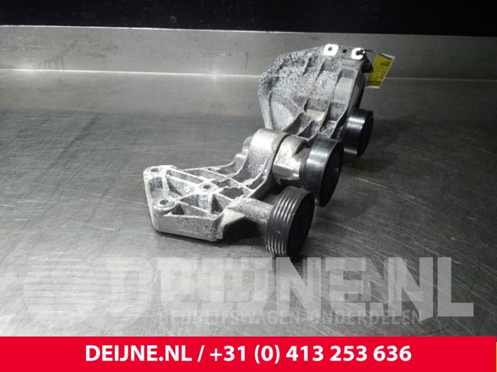 Gebruikte Spanrol Multiriem Mercedes A (W168) 1.7 A-170 CDI 16V Prijs € 30,00 Margeregeling aangeboden door van Deijne Onderdelen Uden B.V.