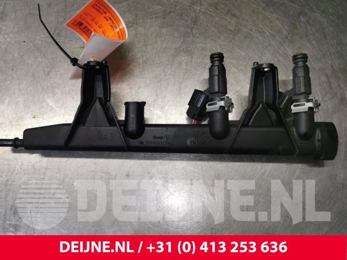 Peugeot 208 Injector (petrol injection) O64038