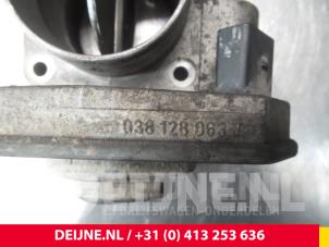 Volkswagen Caddy Drosselklappengehäuse O64303 foto 3