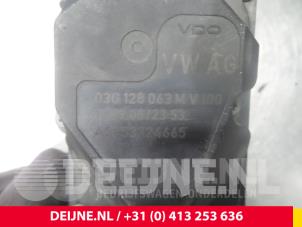 Volkswagen Caddy Drosselklappengehäuse O64309 foto 4