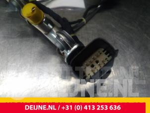 Opel Adam Fuel injector nozzle O64618 photo 3