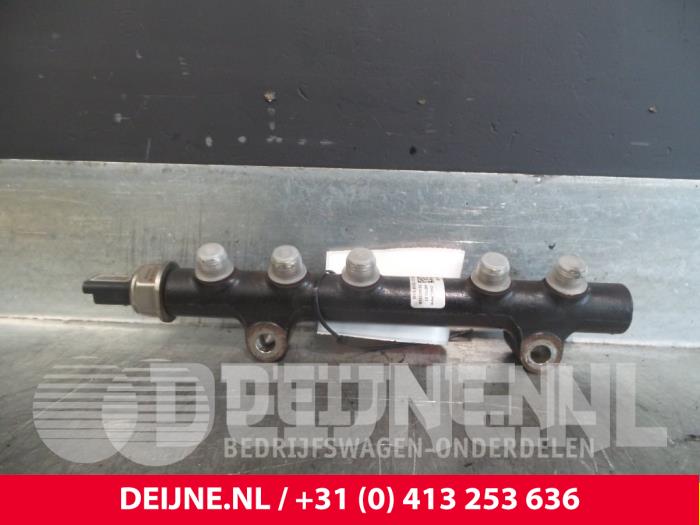 Peugeot 207 Fuel injector nozzle O64680