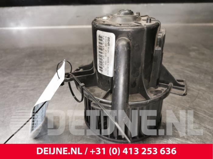 Peugeot 307 Heating and ventilation fan motor O67402