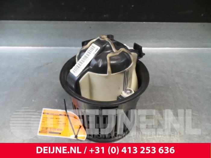 Peugeot 308 Heating and ventilation fan motor O67416