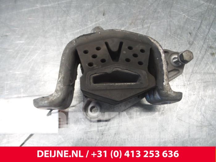 Gebruikte Versnellingsbak Steun Volkswagen Transporter/Caravelle T6 Prijs € 18,15 Inclusief btw aangeboden door van Deijne Onderdelen Uden B.V.