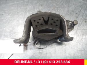 Gebruikte Versnellingsbak Steun Volkswagen Transporter/Caravelle T6 Prijs € 18,15 Inclusief btw aangeboden door van Deijne Onderdelen Uden B.V.
