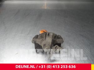 Renault Trafic Remklauw (Tang) rechts-achter O70536 foto 2