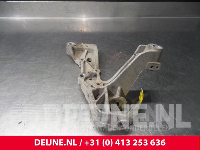Volkswagen Caddy Draagarmsteun linksvoor O71617
