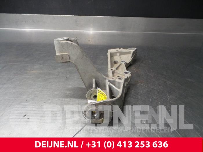 Volkswagen Caddy Draagarmsteun rechtsvoor O71668