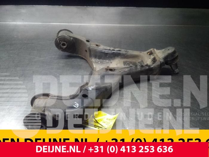 Hyundai H350 Draagarm onder links-voor O71807