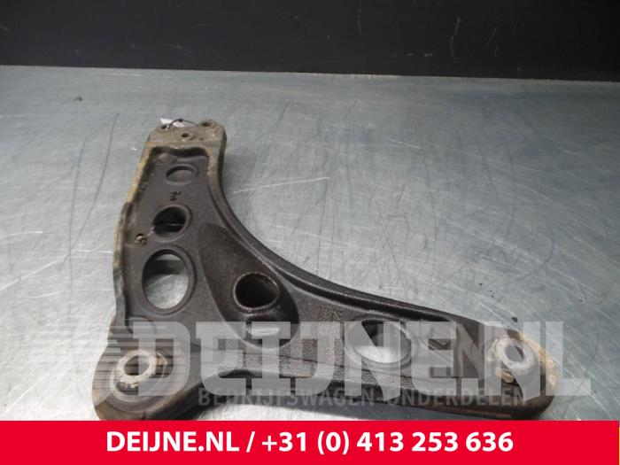 Nissan Primastar Draagarm onder links-voor O71825