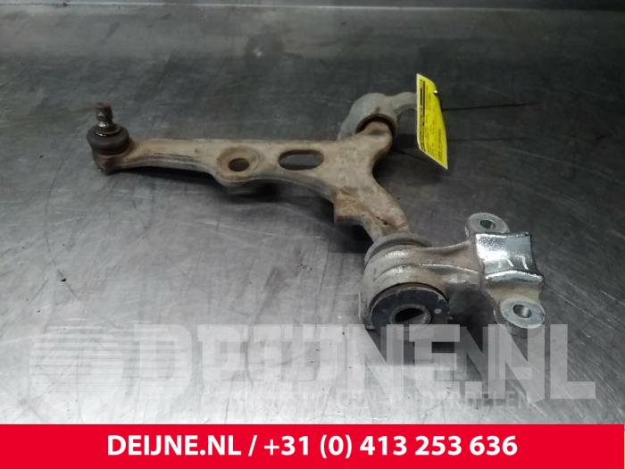 Peugeot Expert Draagarm onder links-voor O71850