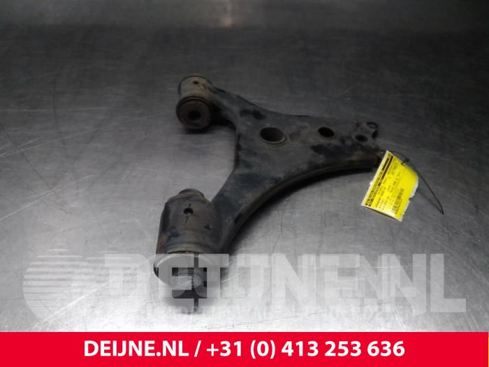 Mercedes B-Klasse Front lower wishbone, right O71932