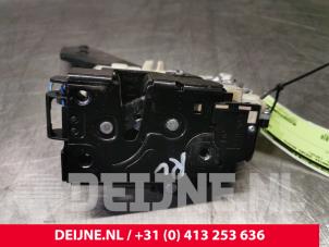 Gebruikte Deurslot Mechaniek 2Deurs rechts Volkswagen Transporter/Caravelle T6 2.0 TDI 150 Prijs € 60,50 Inclusief btw aangeboden door van Deijne Onderdelen Uden B.V.