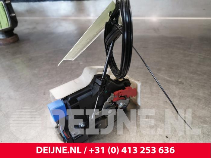Volkswagen Golf Front door lock mechanism 4-door, right O39232
