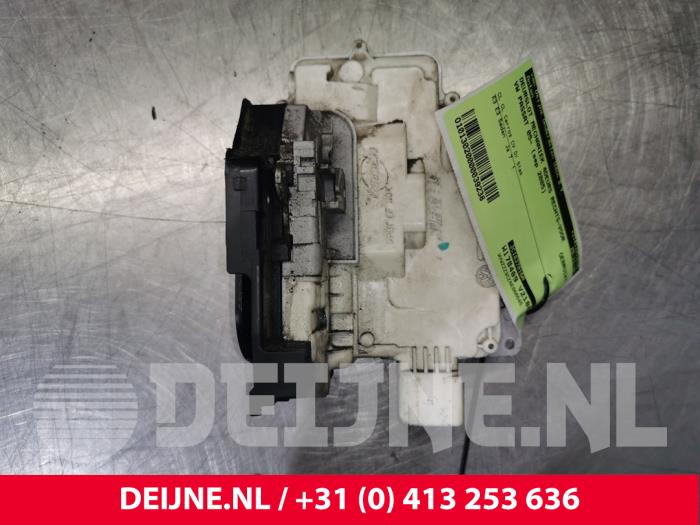 Volkswagen Passat Front door lock mechanism 4-door, right O39238
