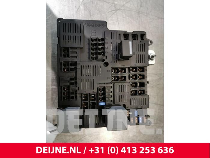 Volvo XC90 Fuse box O72800
