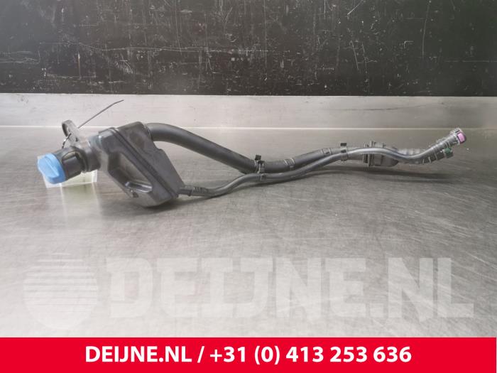 Gebruikte Vulpijp ad-blue tank Volvo XC90 II 2.0 D5 16V AWD Prijs € 60,00 Margeregeling aangeboden door van Deijne Onderdelen Uden B.V.