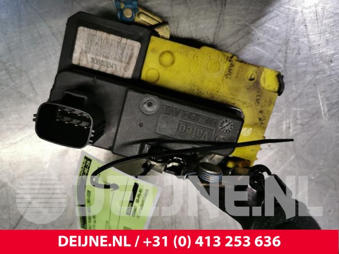 Volvo V70 Door lock mechanism 4-door, front left O73617