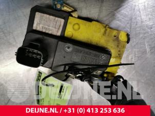 Gebruikte Deurslot Mechaniek 4Deurs links-voor Volvo V70 (SW) 2.4 20V 140 Prijs € 30,00 Margeregeling aangeboden door van Deijne Onderdelen Uden B.V.
