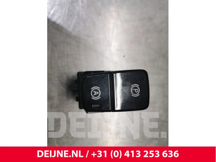 Gebruikte Schakelaar handrem Volvo XC40 (XZ) 2.0 D3 16V Prijs € 45,00 Margeregeling aangeboden door van Deijne Onderdelen Uden B.V.