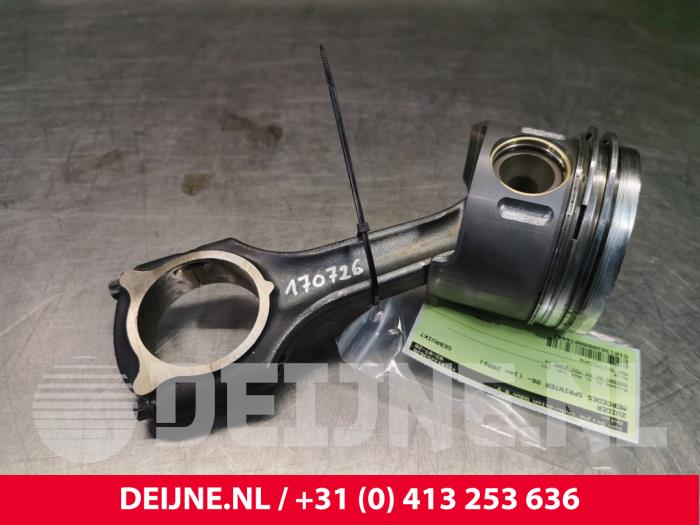 Gebruikte Zuiger Mercedes Sprinter Prijs € 121,00 Inclusief btw aangeboden door van Deijne Onderdelen Uden B.V.