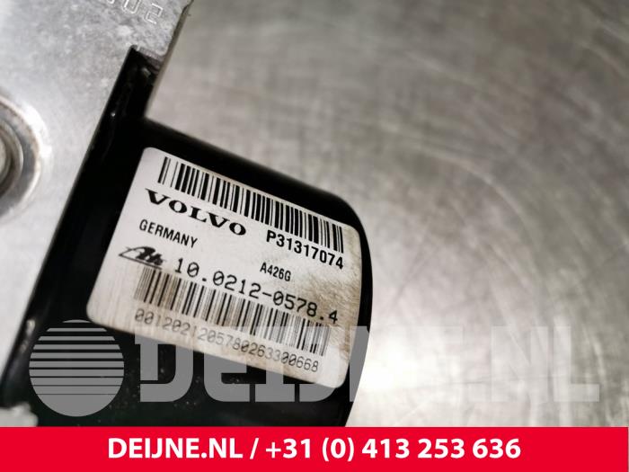 Gebruikte ABS Pomp Volvo V40 (MV) 1.6 D2 Prijs € 20,00 Margeregeling aangeboden door van Deijne Onderdelen Uden B.V.