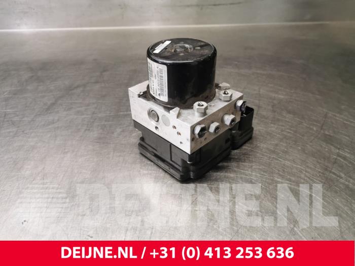 Gebruikte ABS Pomp Volvo V40 (MV) 1.6 D2 Prijs € 20,00 Margeregeling aangeboden door van Deijne Onderdelen Uden B.V.