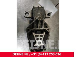 Mercedes CLA Engine mount O75942 photo 2