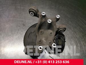 Gebruikte Fusee rechts-achter Mercedes CLA (117.3) 1.6 CLA-180 16V Prijs € 125,00 Margeregeling aangeboden door van Deijne Onderdelen Uden B.V.