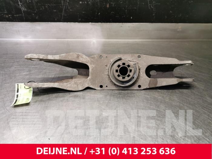 Mercedes CLA Rear spring retainer, right O75971