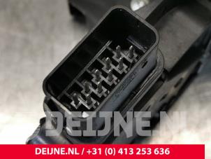 Volvo V50 Front door lock mechanism 4-door, right O77271 photo 2