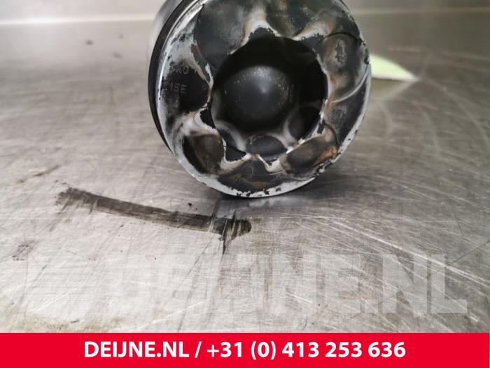 Gebruikte Zuiger Nissan Cabstar (F22) Prijs € 121,00 Inclusief btw aangeboden door van Deijne Onderdelen Uden B.V.