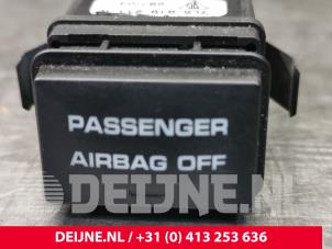 Gebruikte Airbag schakelaar Porsche Cayenne (9PA) 4.5 S V8 32V Prijs € 15,00 Margeregeling aangeboden door van Deijne Onderdelen Uden B.V.